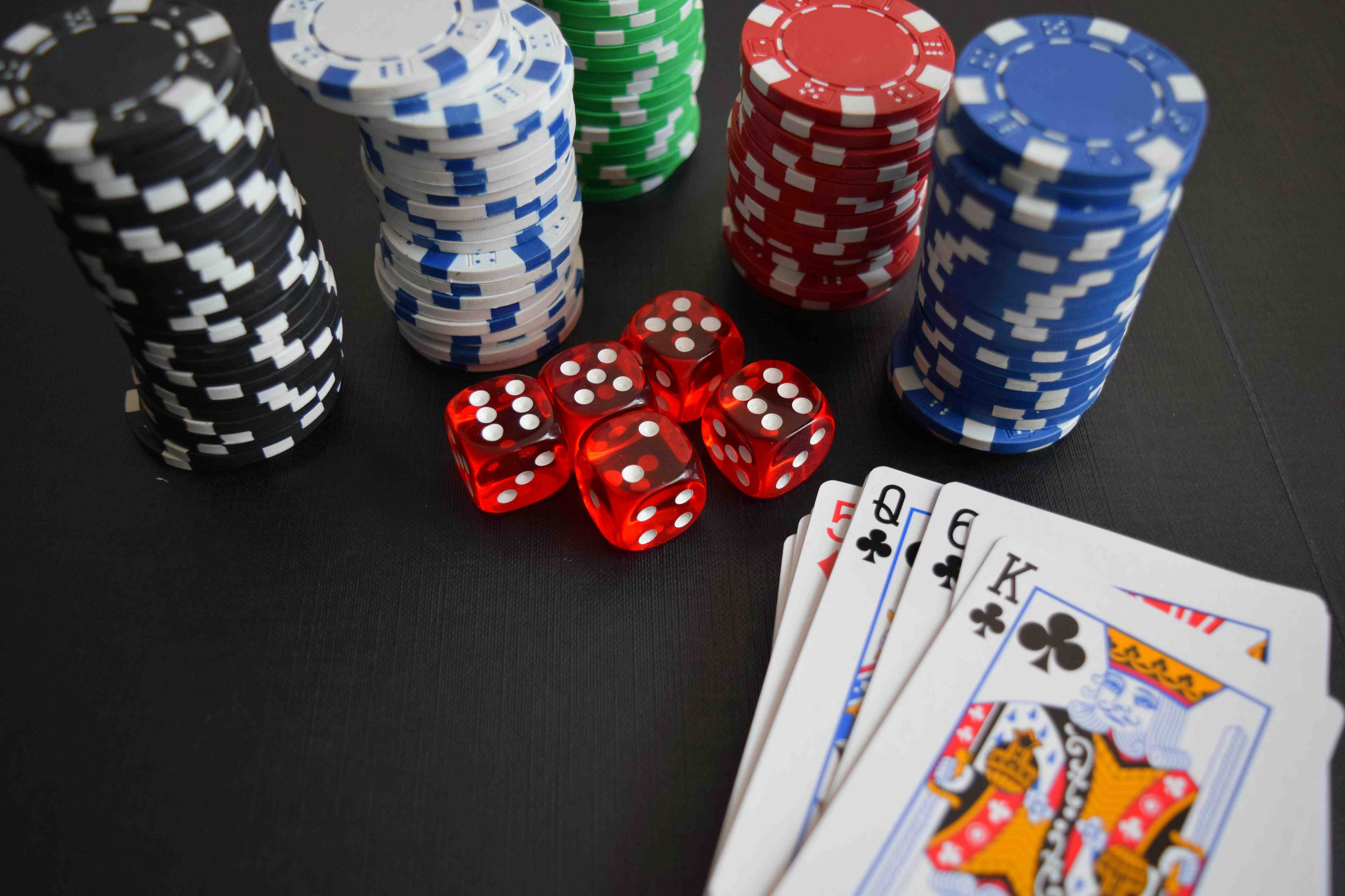 Người chơi Việt Nam trải nghiệm game slot online trên điện thoại tại vty15